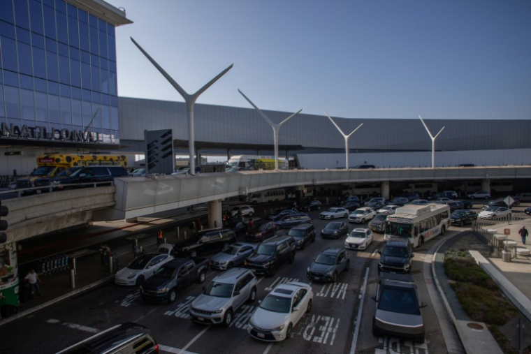 Le trafic routier à l'arrivée du Los Angeles International Airport (LAX) à Los Angeles en Californie le 15 mai 2026 ( AFP / Apu GOMES )