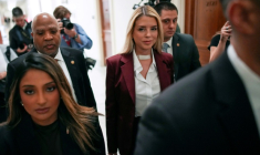 L'ex-ministre américaine de la Justice Pam Bondi (au centre) arrive pour son audition à huis clos devant une commission d'enquête du Congrès, à Washington, le 29 mai 2026 ( GETTY IMAGES NORTH AMERICA / Andrew Harnik )