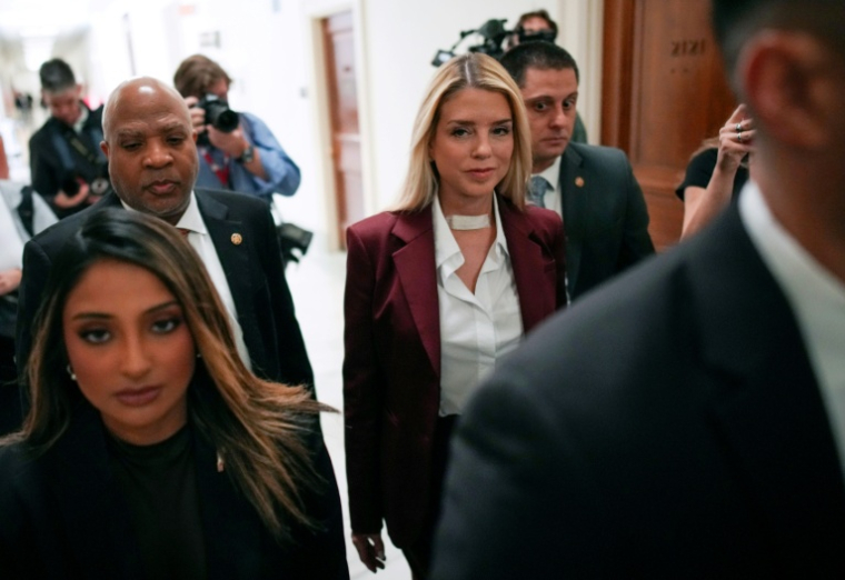 L'ex-ministre américaine de la Justice Pam Bondi (au centre) arrive pour son audition à huis clos devant une commission d'enquête du Congrès, à Washington, le 29 mai 2026 ( GETTY IMAGES NORTH AMERICA / Andrew Harnik )