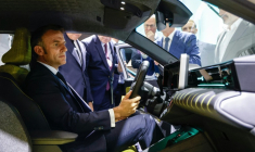 Le président Emmanuel Macron participe au Mondial de l'Auto, le 14 octobre 2024 à Paris ( POOL / Ludovic MARIN )