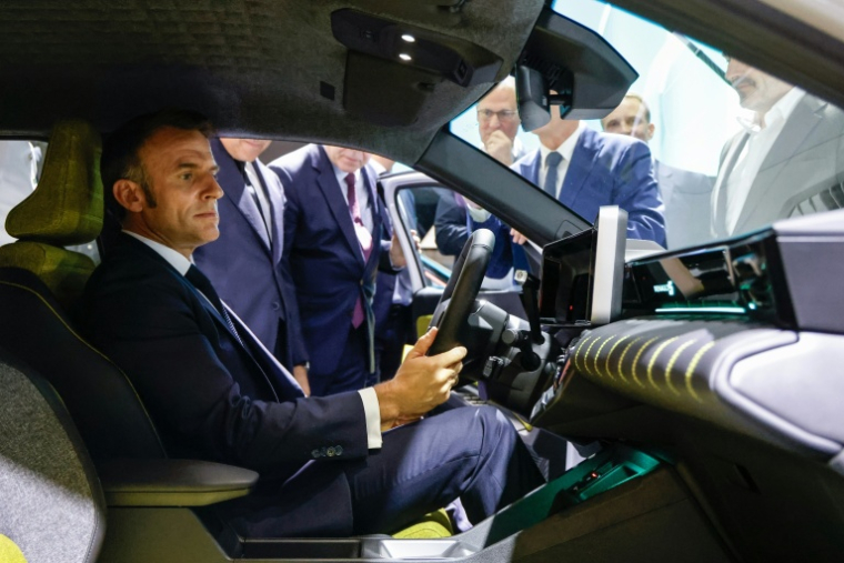 Le président Emmanuel Macron participe au Mondial de l'Auto, le 14 octobre 2024 à Paris ( POOL / Ludovic MARIN )