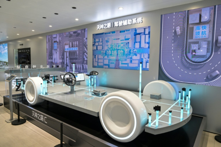 Un modèle du système de conduite autonome de BYD présenté au salon de l'automobile à Shanghai, le 24 avril 2025 ( AFP / Hector RETAMAL )