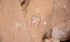 Des peintures sur les roches sur le site de Garoa Hallagana, dans l'Ennedi-Ouest, au Tchad, le 10 juillet 2025 ( AFP / Joris Bolomey )