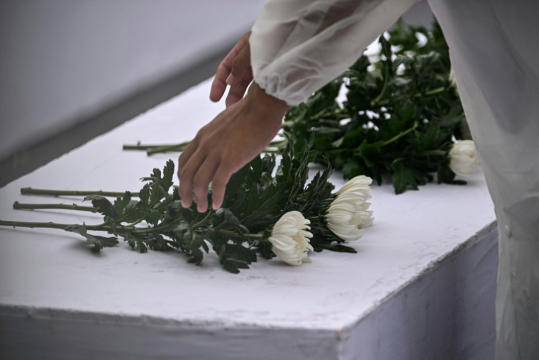 Dépôt de fleurs pour les 80 ans du bombardement atomique de Nagasaki, le 9 août 2025 ( AFP / Philip FONG )