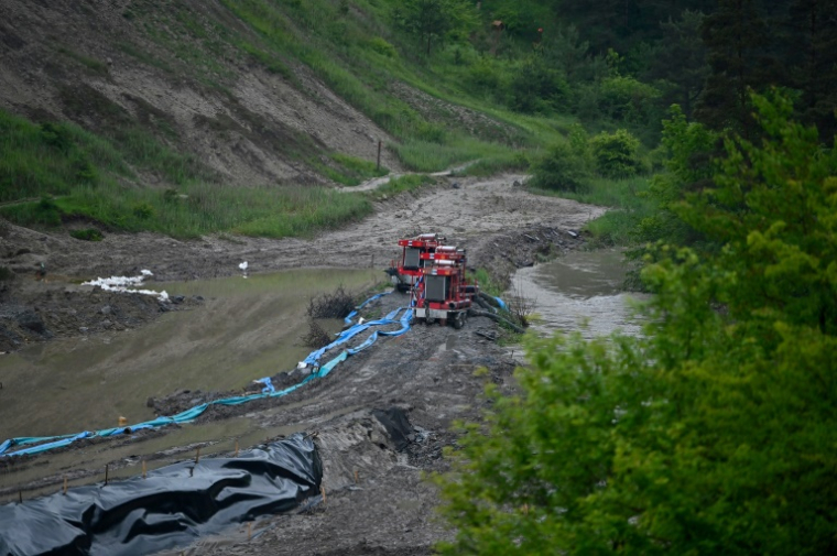 Des machines pompent de l'eau près de la mine de sel de Praid partiellement inondée par de fortes pluies, le 28 mai 2025 en Roumanie ( AFP / Alex NICODIM )