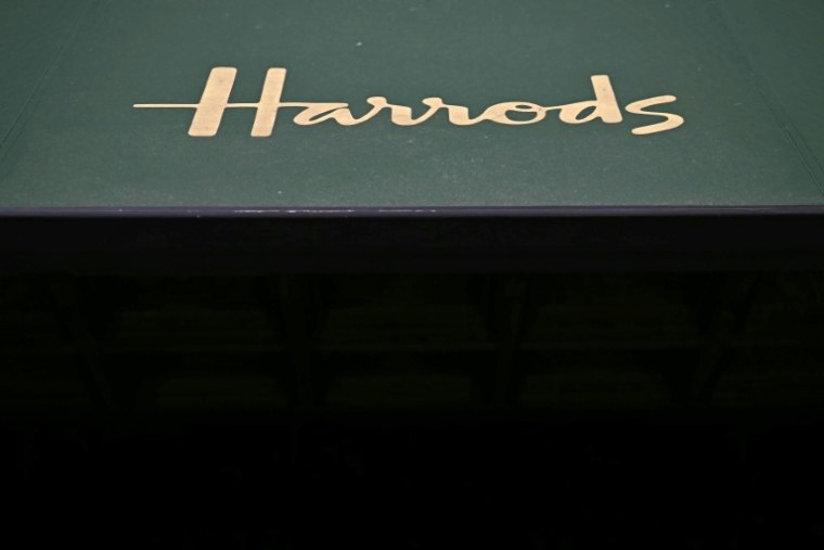 La logo Harrods sur la devanture d'un magasin à Londres, le 20 septembre 2024 ( AFP / Ben STANSALL )