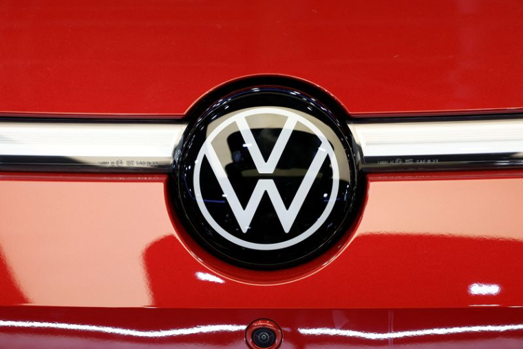 Un logo Volkswagen au salon de l'automobile de Paris 2024