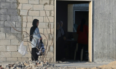 Une écolière devant la nouvelle école toujours en chantier de Borj Qalaouiyé, après la destruction du bâtiment précédent par une frappe israélienne, lors de la rentrée des classes dans le sud du Liban, le 24 septembre 2026 ( AFP / Anwar AMRO )