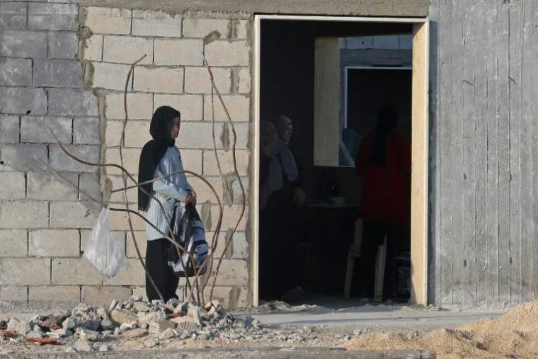 Une écolière devant la nouvelle école toujours en chantier de Borj Qalaouiyé, après la destruction du bâtiment précédent par une frappe israélienne, lors de la rentrée des classes dans le sud du Liban, le 24 septembre 2026 ( AFP / Anwar AMRO )