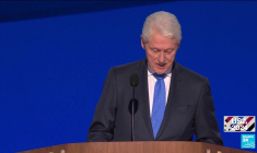 Présidentielle américaine : Tim Walz accepte l'investiture de son parti