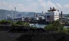 Vue de l'usine Clairton Coke Works, propriété de la compagnie sidérurgique américaine US Steel, après une explosion, le 11 août 2025 à Clairton aux Etats-Unis ( AFP / Rebecca DROKE )