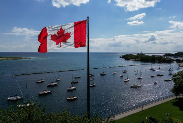 Un drapeau canadien flotte au bord du lac Ontario, à Toronto, en Ontario, au Canada, le 27 août 2026. ( AFP / Cole Burston )