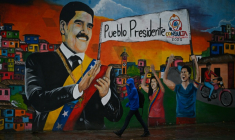 Une fresque murale représentant l'ancien président vénézuélien Nicolas Maduro à Caracas, le 13 mai 2026 ( AFP / Federico PARRA )