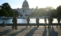 Patrouille de la garde nationale près du Capitole le premier jour de la paralysie budgétaire du gouvernement américain, à Washington le 1er octobre 2025 ( AFP / Brendan SMIALOWSKI )
