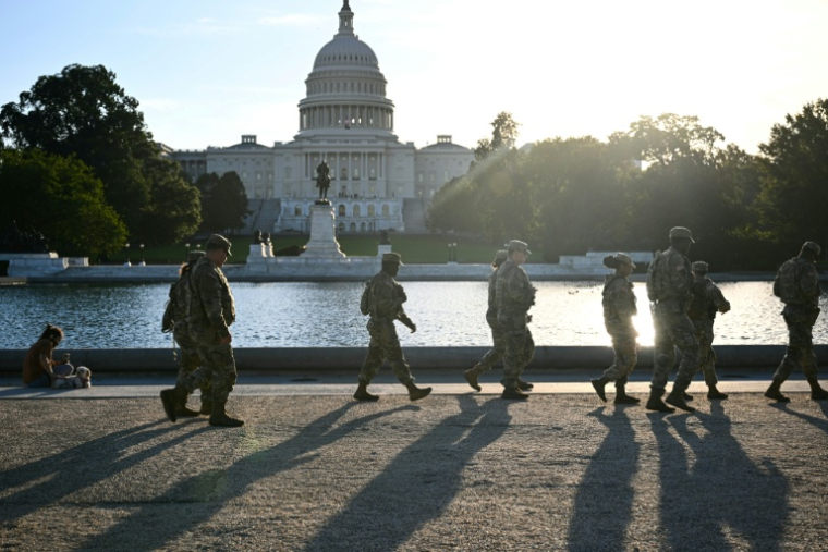Patrouille de la garde nationale près du Capitole le premier jour de la paralysie budgétaire du gouvernement américain, à Washington le 1er octobre 2025 ( AFP / Brendan SMIALOWSKI )