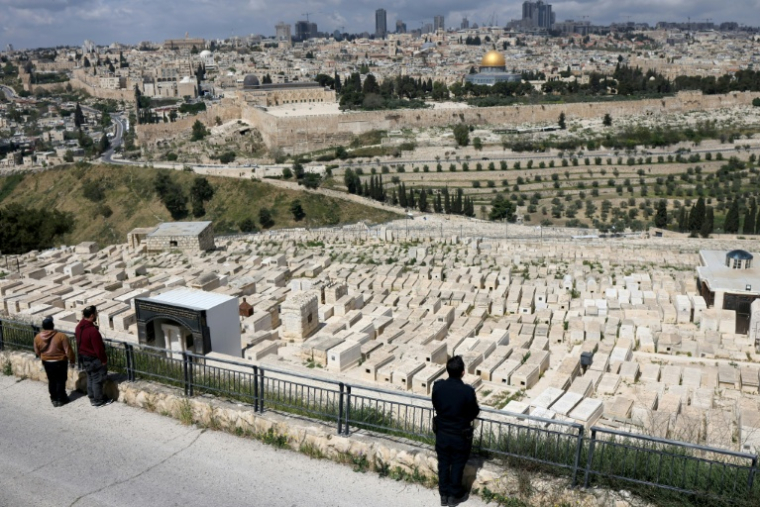 Minute de silence au Mont des Oliviers qui surplombe Jérusalem, le 21 avril 2026 ( AFP / AHMAD GHARABLI )