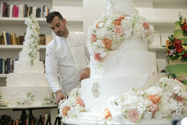 Le chef pâtissier français Bastien Blanc-Tailleur décore un gâteau de mariage dans son atelier de Saint-Rémy-lès-Chevreuse, dans les Yvelines, le 10 avril 2026 ( AFP / Thomas SAMSON )