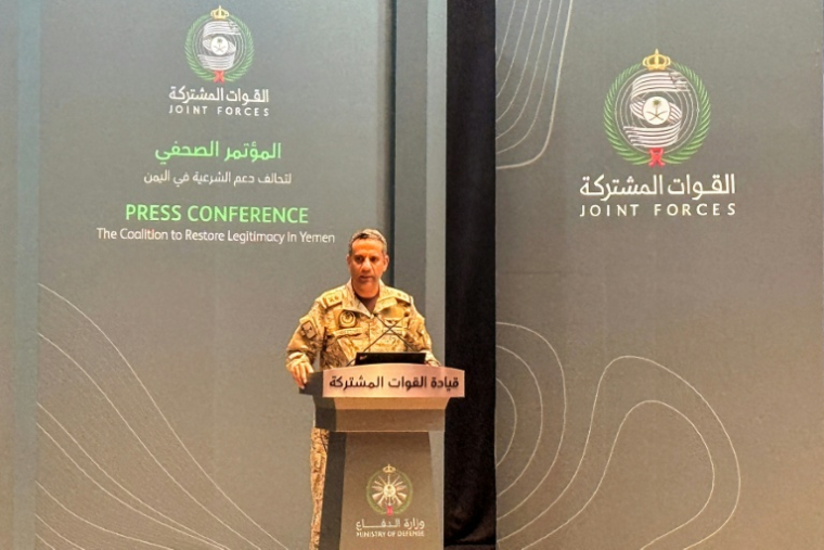 Turki Al-Malki, porte-parole de la coalition militaire dirigée par l’Arabie saoudite, lors d’une conférence de presse à Ryad, le 15 octobre 2026 en Arabie saoudite ( AFP / Sofiane ALSAAR )