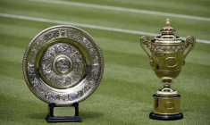 Le trophée du simple messieurs et le trophée du simple dames sont visibles sur le court central de Wimbledon