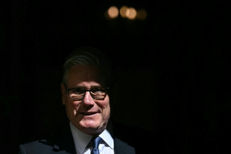 Le Premier ministre britannique Keir Starmer quitte le 10 Downing Street, dans le centre de Londres, le 22 avril 2026 ( AFP / JUSTIN TALLIS )