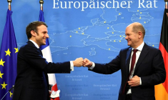 LA FRANCE ET L'ALLEMAGNE CHERCHERONT À ATTEINDRE UN COMPROMIS SUR LE GAZ ET LE NUCLÉAIRE, DIT MACRON