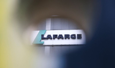 Le logo du fabricant français de matériaux de construction Lafarge à l'usine de production de béton Lafarge