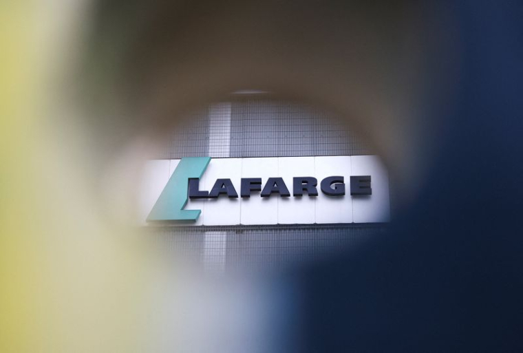 Le logo du fabricant français de matériaux de construction Lafarge à l'usine de production de béton Lafarge