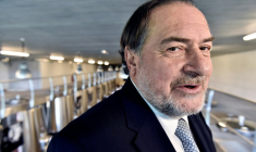 L’œnologue Michel Rolland dans la cave du Château La Dominique à Saint-Émilion le 5 avril 2016 ( AFP / GEORGES GOBET )