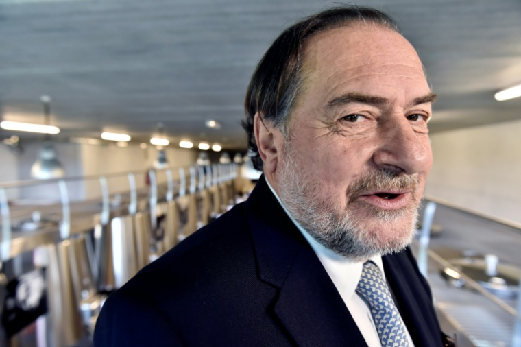 L’œnologue Michel Rolland dans la cave du Château La Dominique à Saint-Émilion le 5 avril 2016 ( AFP / GEORGES GOBET )