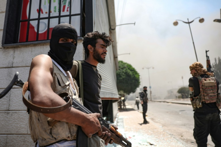 Des combattants bédouins pendant des combats contre des groupes druzes à Soueida, le 19 juillet 2025 ( AFP / OMAR HAJ KADOUR )