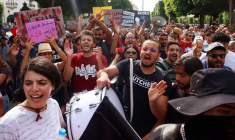 Les manifestants protestent contre le président Kais Saied