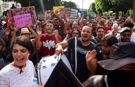 Les manifestants protestent contre le président Kais Saied