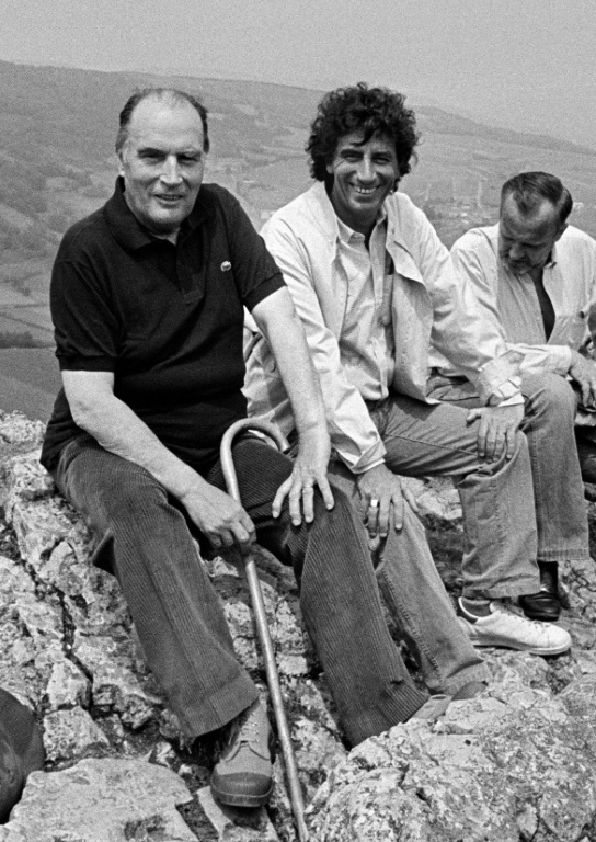 Photo prise le 30 mai 1982 de l'ex-président François Mitterrand (G) en compagnie de Jack Lang (C) lors de la traditionnelle ascension de la Roche de Solutré, en Saône-et-Loire ( AFP / LUC NOVOVITCH )