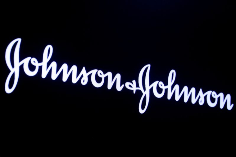 Le logo de Johnson & Johnson au NYSE à New York