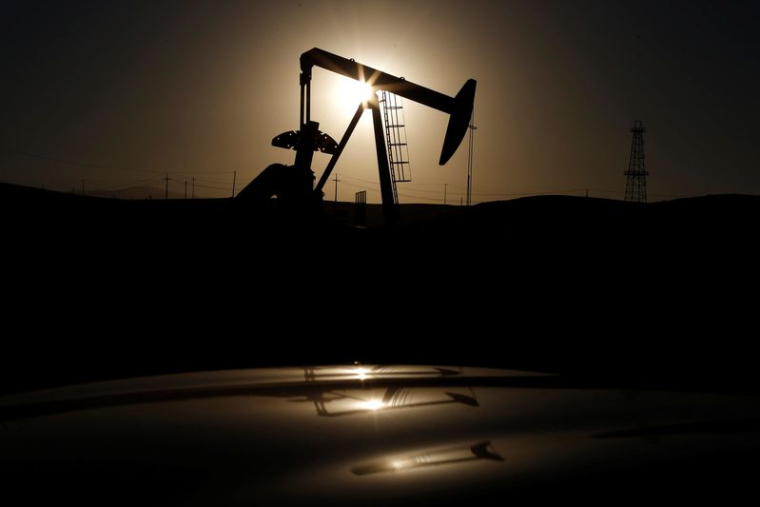 Un cric de pompe est vu au lever du soleil près de Bakersfield