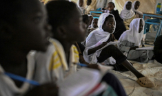 Des élèves assistent à des cours dans l'école d'un camp de personnes déplacées, près de Port-Soudan, le 26 avril 2026 au Soudan ( AFP / Khaled DESOUKI )