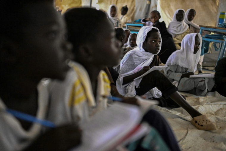 Des élèves assistent à des cours dans l'école d'un camp de personnes déplacées, près de Port-Soudan, le 26 avril 2026 au Soudan ( AFP / Khaled DESOUKI )