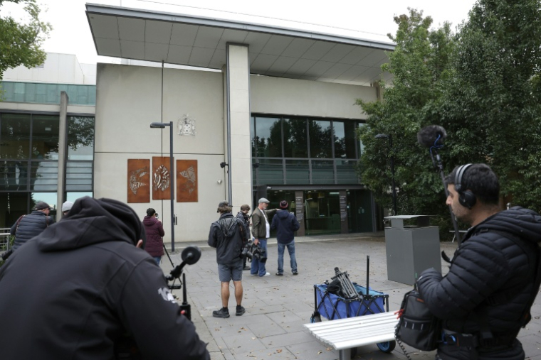 Des journalistes devant le palais de justice où s'ouvre le procès d'Erin Patterson, accusée de trois meurtres avec des champignons vénéneux, le 30 avril 2025 à Morwell, à l'est de Melbourne, en Australie ( AFP / Martin KEEP )