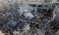 Des Palestiniens recherchant des victimes après des frappes israéliennes sur des bâtiments résidentiels à Gaza