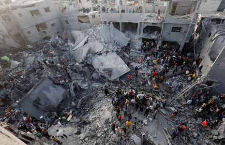 Des Palestiniens recherchant des victimes après des frappes israéliennes sur des bâtiments résidentiels à Gaza