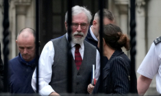 Gerry Adamas, ancien dirigeant du parti nationaliste irlandais Sinn Fein, arrive à la Haute Cour du centre de Londres, le 9 mars 2026 ( AFP / CARLOS JASSO )