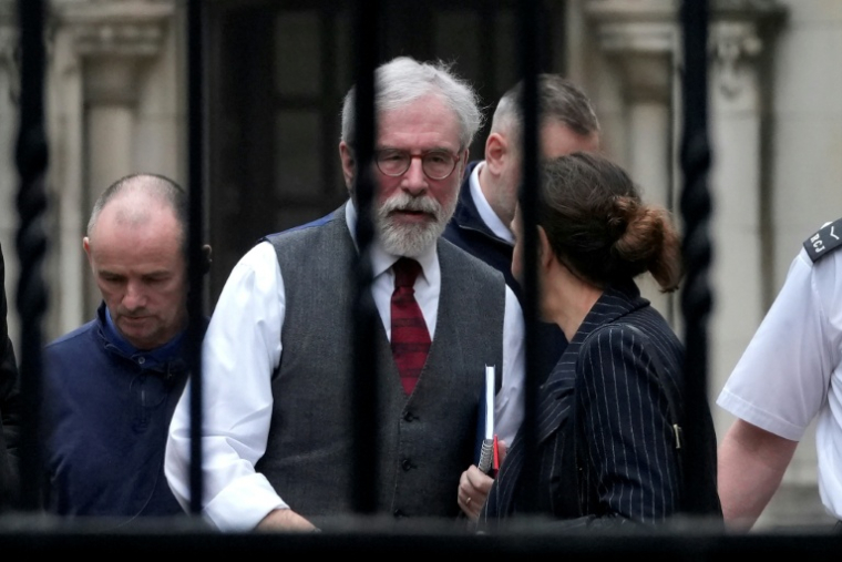 Gerry Adamas, ancien dirigeant du parti nationaliste irlandais Sinn Fein, arrive à la Haute Cour du centre de Londres, le 9 mars 2026 ( AFP / CARLOS JASSO )