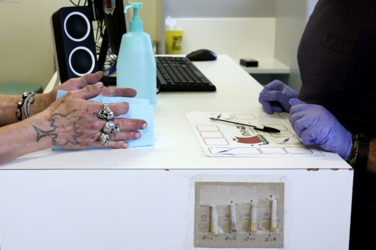 Un employé s'occupe d'un usager dans la salle d'injection supervisée de drogues Argos dont s'occupe l'association Ithaque à Strasbourg, le 4 juin 2025 dans le Bas-Rhin ( AFP / FREDERICK FLORIN )