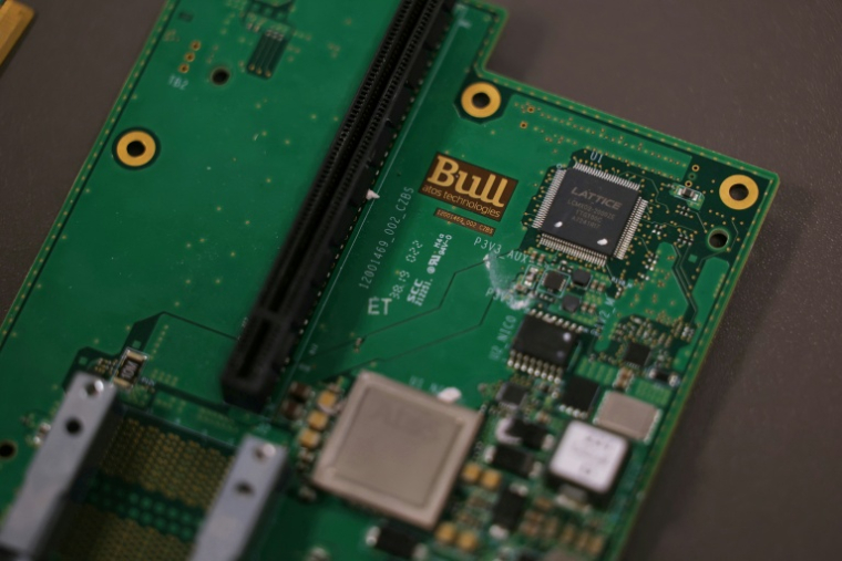 Une puce électronique d'une carte de circuit imprimé, sur le site de la société informatique Bull aux Clayes-sous-Bois, le 3 avril 2026 dans les Yvelines ( AFP / Thomas SAMSON )