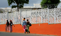Des étudiantes passent devant le lycée Younoussa Bamana de Mamoudzou, le 28 octobre 2025 à Mayotte ( AFP / Marine GACHET )