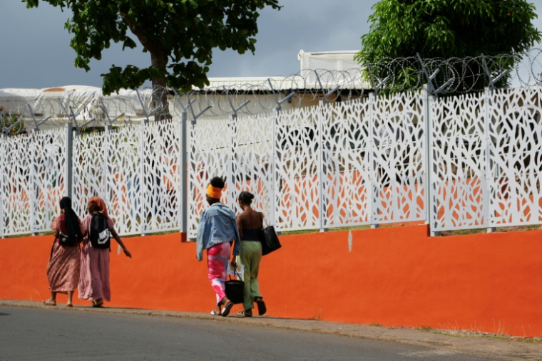 Des étudiantes passent devant le lycée Younoussa Bamana de Mamoudzou, le 28 octobre 2025 à Mayotte ( AFP / Marine GACHET )