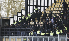 Le coup d'envoi d'un derby décalé à cause de supporters cagoulés
