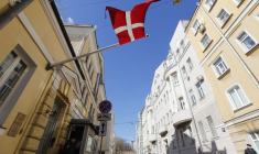 Un drapeau du Danemark flotte devant l'ambassade du pays à Moscou