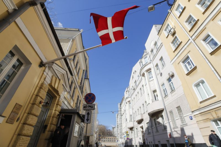 Un drapeau du Danemark flotte devant l'ambassade du pays à Moscou