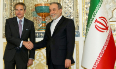 Le ministre iranien des Affaires étrangères, Abbas Araghchi (d) reçoit le directeur général de l'Agence internationale de l'énergie atomique (AIEA), Rafael Grossi, à Téhéran, le 16 avril 2025 ( Iranian Foreign Ministry / - )